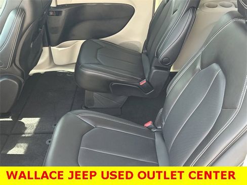 Certified 2023 Chrysler Pacifica Touring-L image 15