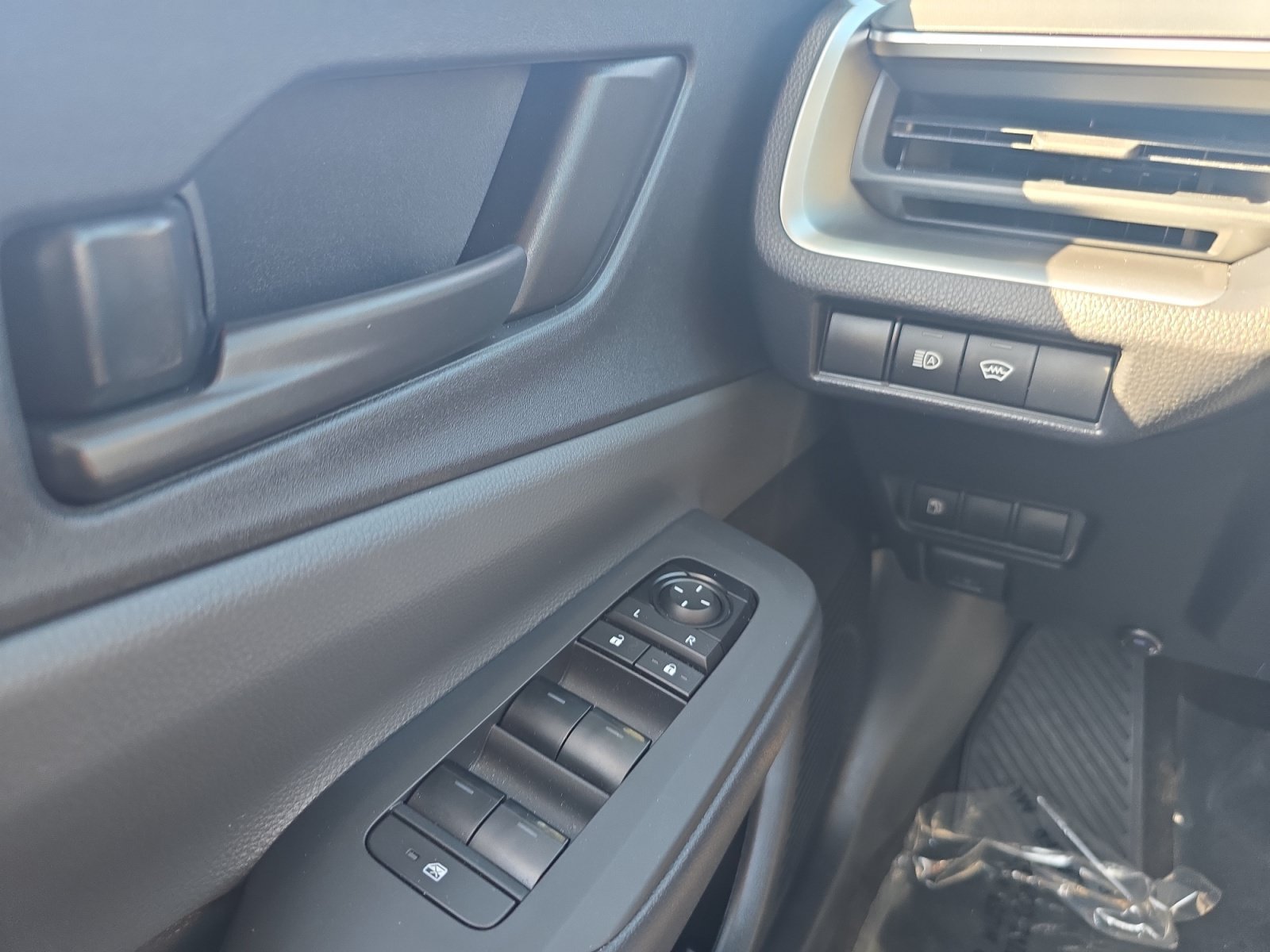 Certified 2025 Toyota Prius LE FWD image 17