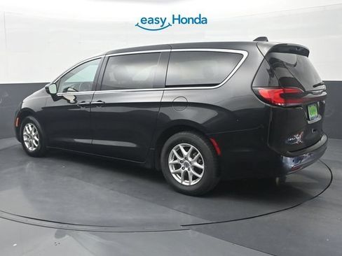 Used 2023 Chrysler Pacifica Touring-L FWD image 5