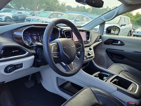 Used 2023 Chrysler Pacifica Limited FWD image 18