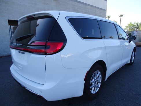 Used 2023 Chrysler Pacifica Touring-L FWD image 4