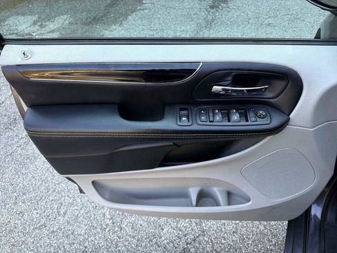 Used 2018 Dodge Grand Caravan SXT FWD image 19