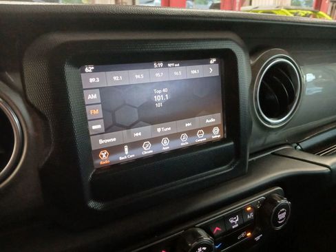 Used 2019 Jeep Wrangler Unlimited Sahara image 30