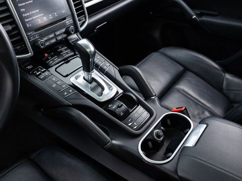 Used 2017 Porsche Cayenne Platinum Edition image 27