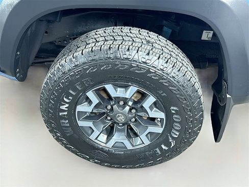 Certified 2019 Toyota Tacoma TRD Off-Road image 38