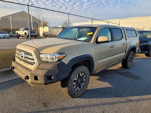 Used 2017 Toyota Tacoma TRD Off-Road image 3