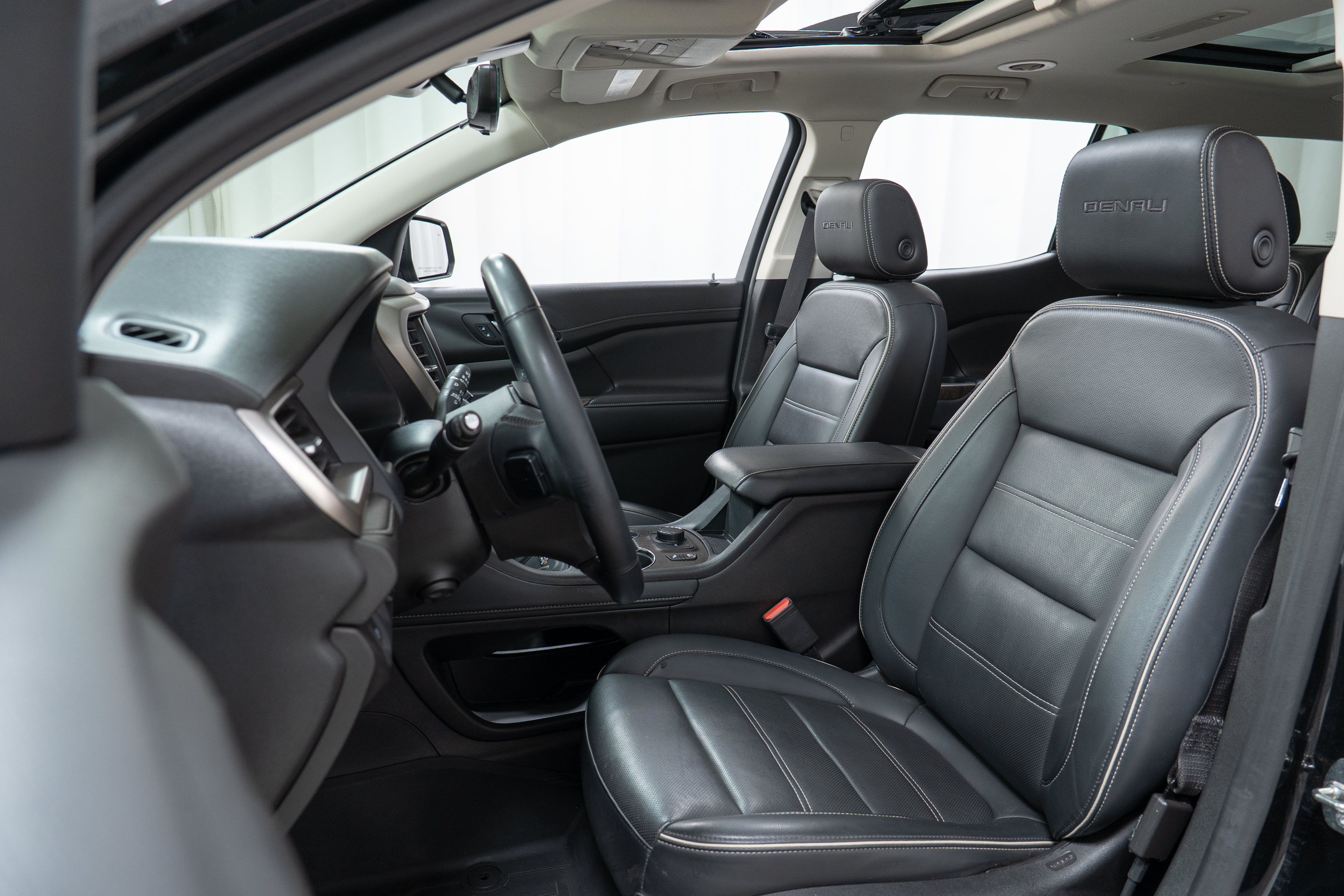 Used 2023 GMC Acadia Denali w/ Denali Ultimate Package FWD image 13