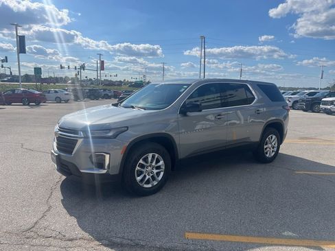 Used 2023 Chevrolet Traverse LS image 7