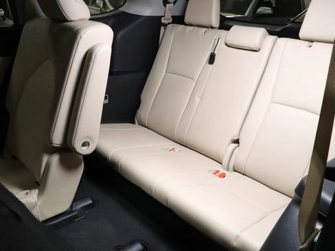 Used 2022 Toyota Highlander XLE image 16