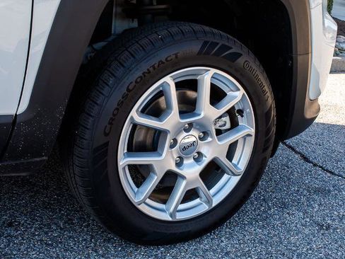 Used 2023 Jeep Renegade Latitude w/ Premium Group image 8