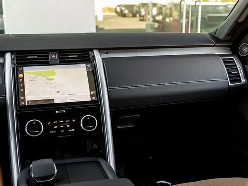 Used 2025 Land Rover Discovery Dynamic SE image 22