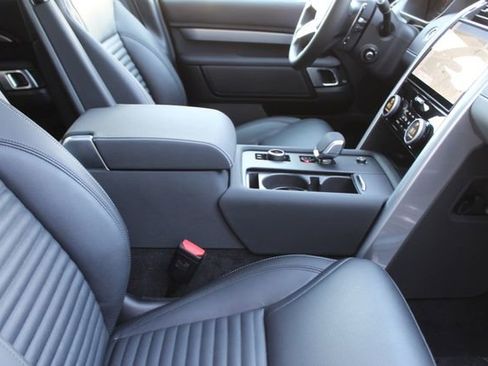 Used 2025 Land Rover Discovery Dynamic SE image 3