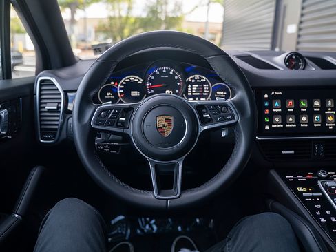 Used 2022 Porsche Cayenne Platinum Edition AWD/4WD image 6