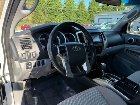Used 2015 Toyota Tacoma PreRunner image 12
