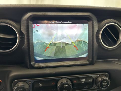 Used 2019 Jeep Wrangler Unlimited Sahara image 28