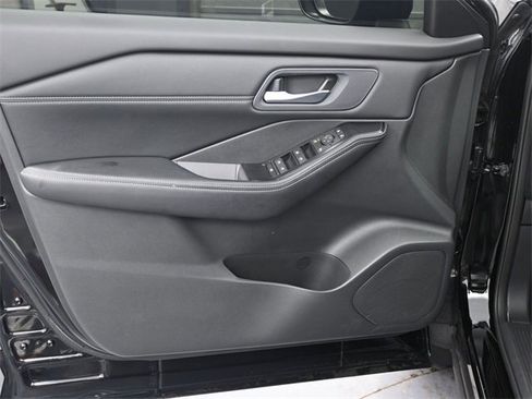 Used 2024 Nissan Rogue SV w/ SV Premium Package image 9