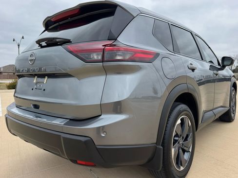 Used 2025 Nissan Rogue SV w/ SV Premium Package image 13