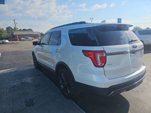Used 2017 Ford Explorer XLT w/ Equipment Group 202A AWD/4WD image 5