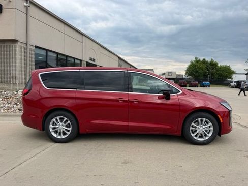 New 2027 Chrysler Pacifica Select FWD image 5