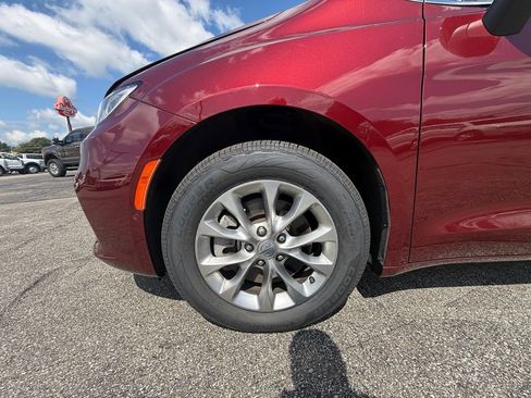 Used 2023 Chrysler Pacifica Touring-L AWD/4WD image 25