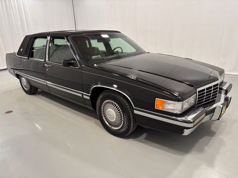 Used 1993 Cadillac Fleetwood Sedan image 3