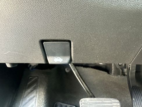 Used 2022 Chevrolet Silverado 1500 LT AWD/4WD image 40