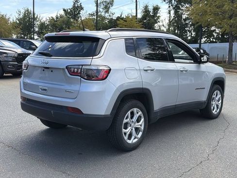 Used 2024 Jeep Compass Latitude AWD/4WD image 5
