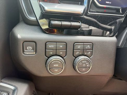 Used 2026 Chevrolet Silverado 1500 High Country w/ Technology Package AWD/4WD image 24