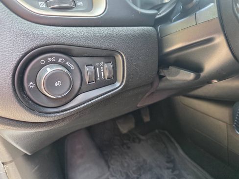 Used 2017 Jeep Renegade Latitude FWD image 14