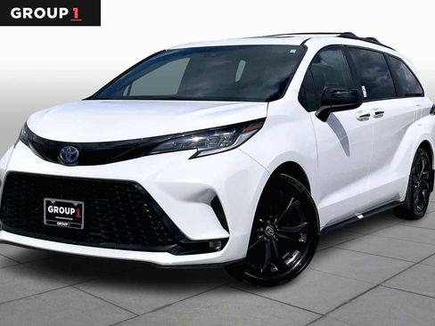 Used 2025 Toyota Sienna XSE w/ XSE Plus Package image 1