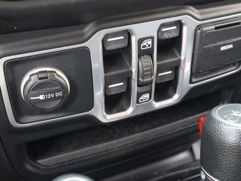 Used 2018 Jeep Wrangler Unlimited Sahara AWD/4WD image 20