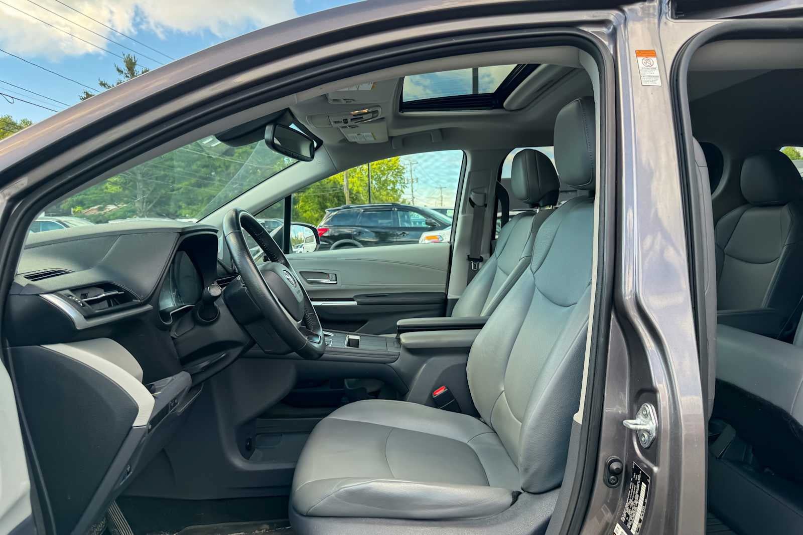 Used 2021 Toyota Sienna XLE FWD image 16