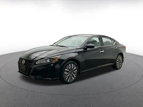 Used 2025 Nissan Altima 2.5 SV FWD image 3