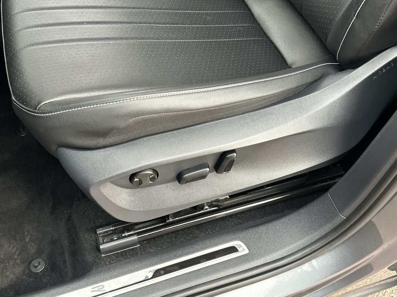 Used 2024 Volkswagen Tiguan SE R-Line FWD image 17
