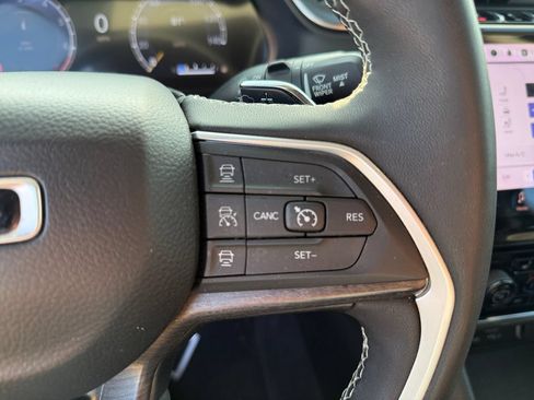 Used 2023 Jeep Grand Cherokee Limited w/ Luxury Tech Group II AWD/4WD image 17