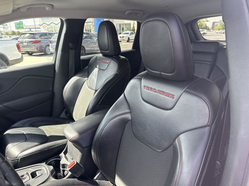 Used 2019 Jeep Cherokee Trailhawk AWD/4WD image 12