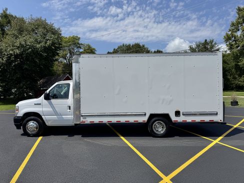 Used 2023 Ford E-350 and Econoline 350 Super Duty w/ Driver's Safety Package RWD image 3