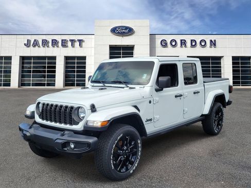 Used 2025 Jeep Gladiator Sport AWD/4WD image 2