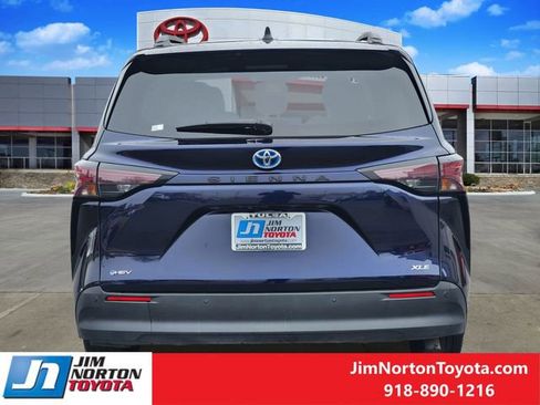 Used 2025 Toyota Sienna XLE image 6