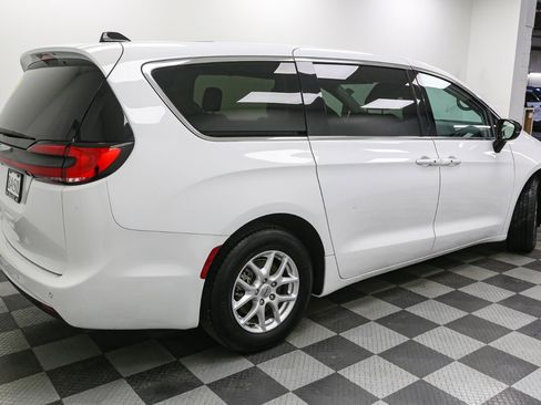 Used 2024 Chrysler Pacifica Touring-L image 8