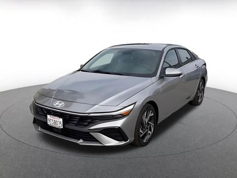Used 2025 Hyundai Elantra Limited image 8