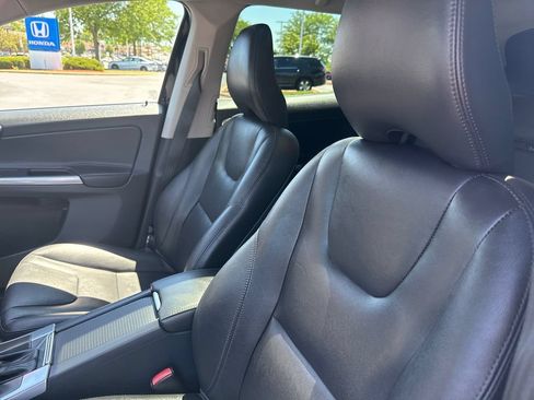 Used 2015 Volvo XC60 T6 w/ Proximity Package AWD/4WD image 13