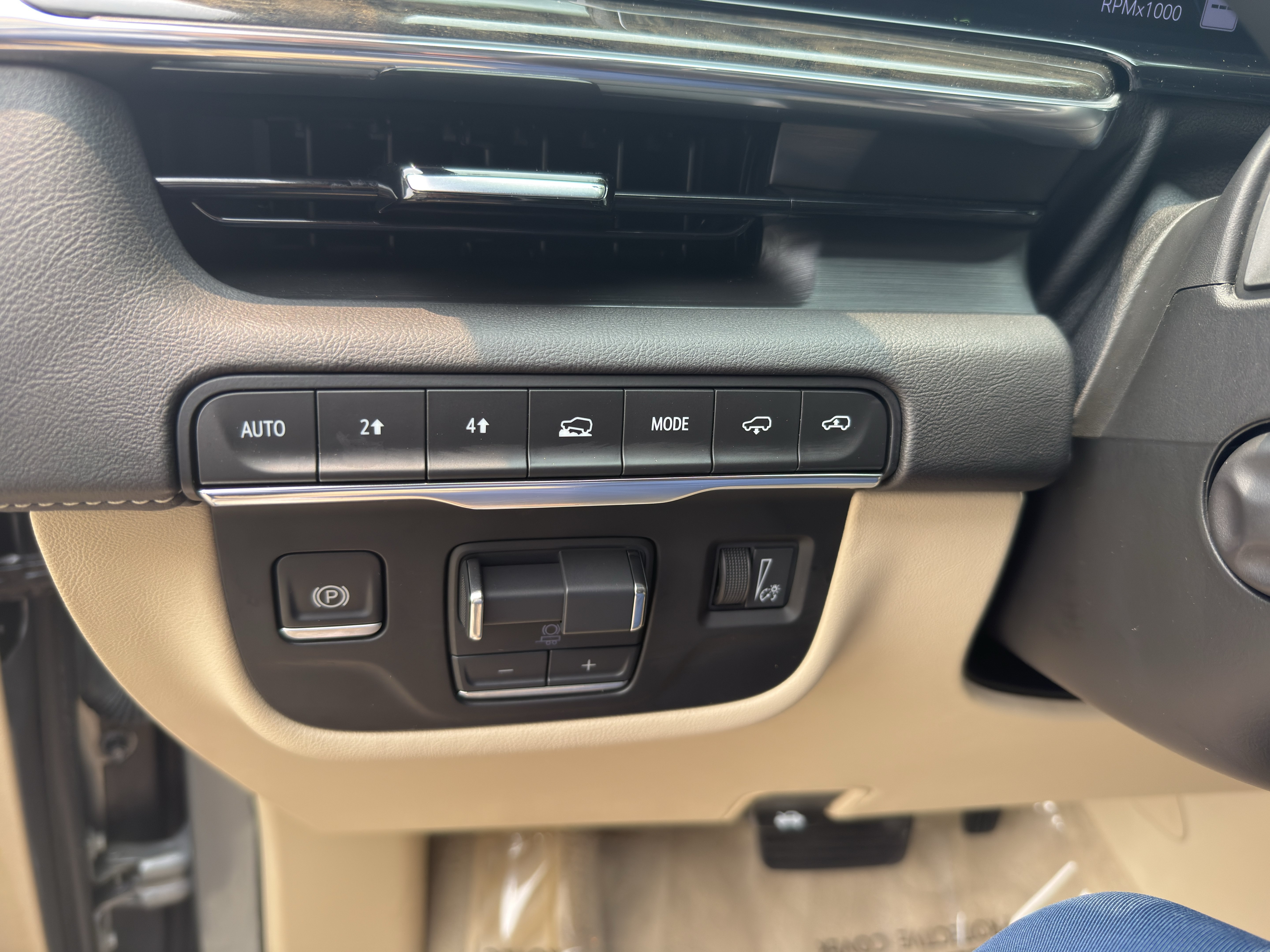 Used 2024 Cadillac Escalade Premium Luxury w/ Performance Package AWD/4WD image 16