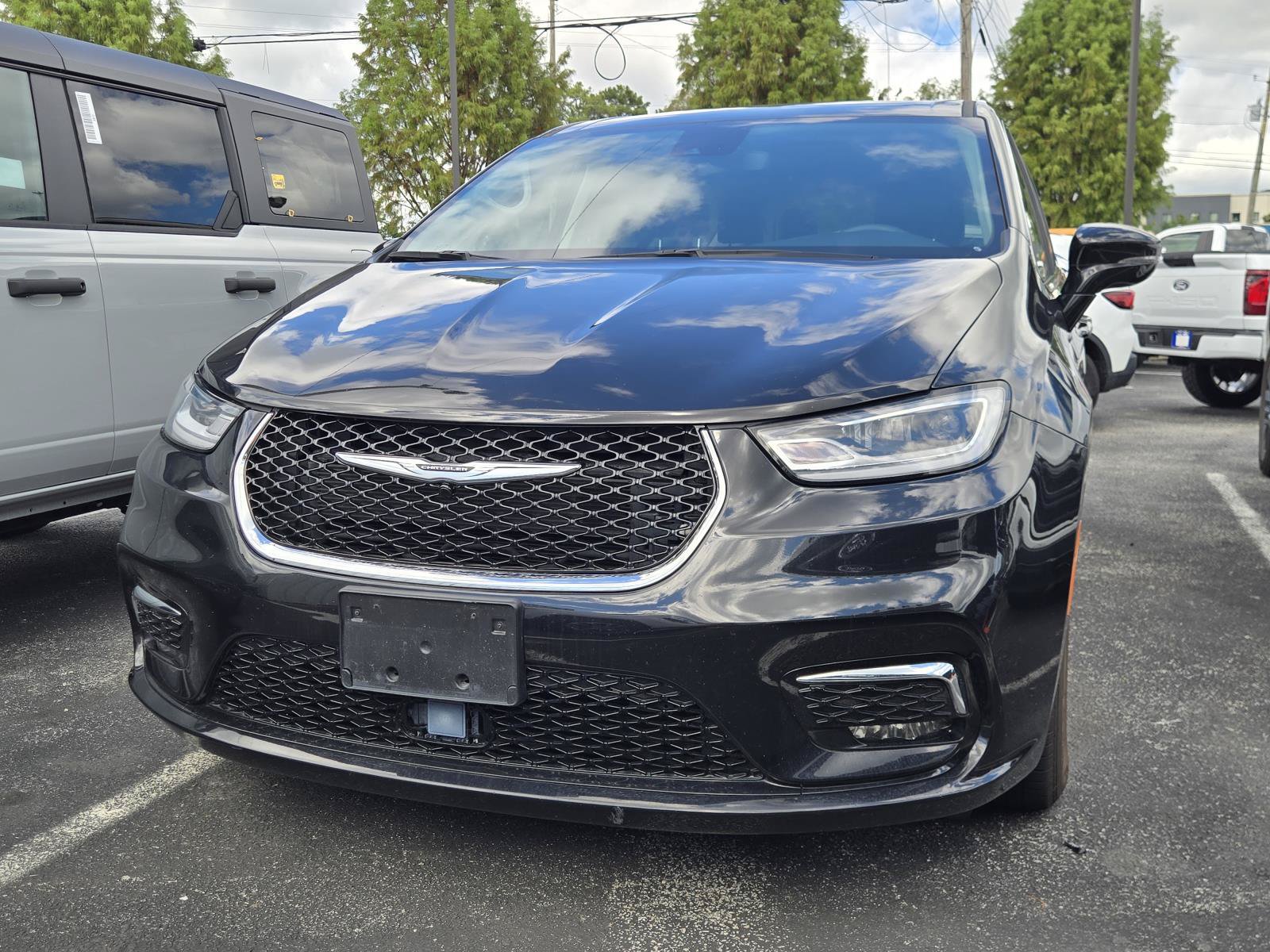 Used 2024 Chrysler Pacifica Touring-L FWD image 3