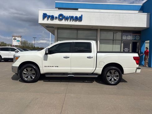 Used 2018 Nissan Titan SL w/ Chrome Package image 8