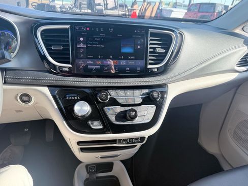 Used 2024 Chrysler Pacifica Touring-L image 26
