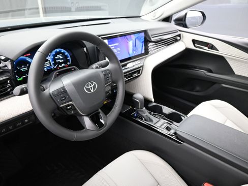 Used 2025 Toyota Camry XLE w/ Premium Plus Package image 13