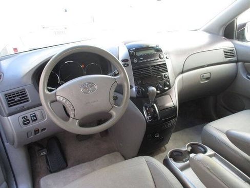 Used 2010 Toyota Sienna LE FWD image 11