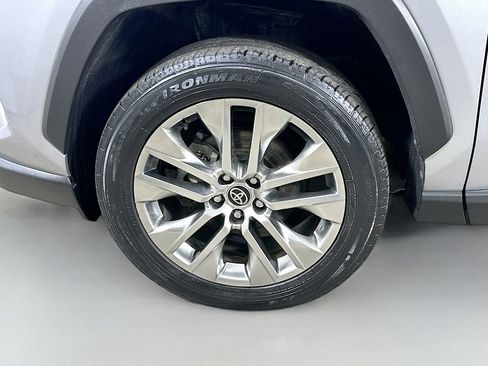 Used 2021 Toyota RAV4 XLE Premium image 8