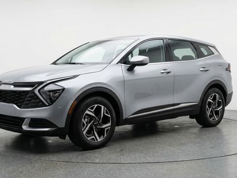 Used 2025 Kia Sportage LX image 3